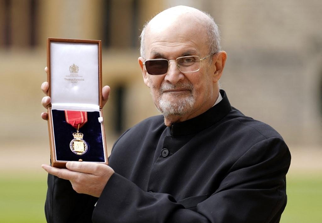 O escritor brit&acirc;nico Salman Rushdie reaparece nove meses depois que um ataque com faca quase lhe custou a vida nos Estados Unidos