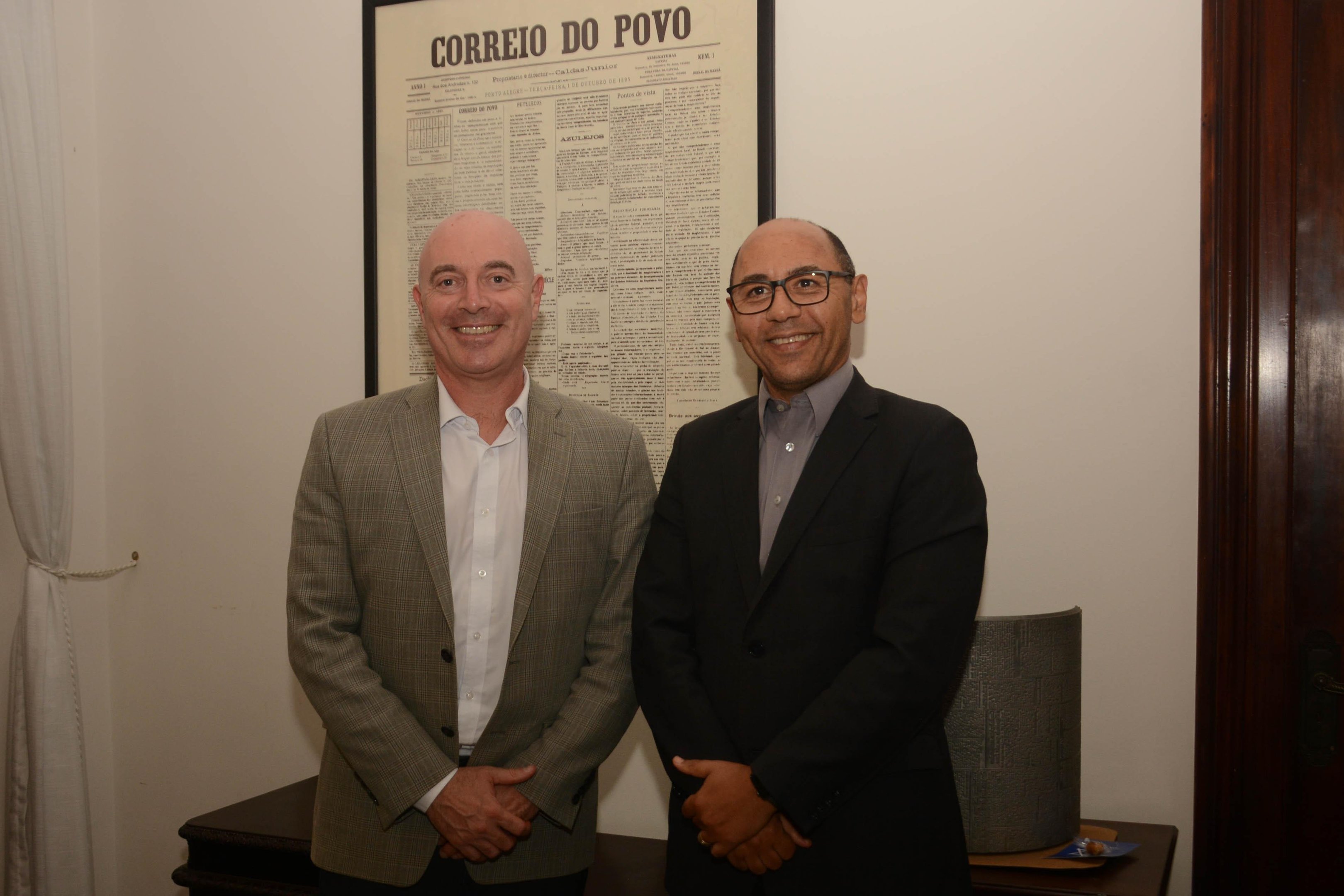 O presidente da FIRS Marcio Chachamovich ao lado do diretor-presidente do Correio do Povo, Sidney Costa.