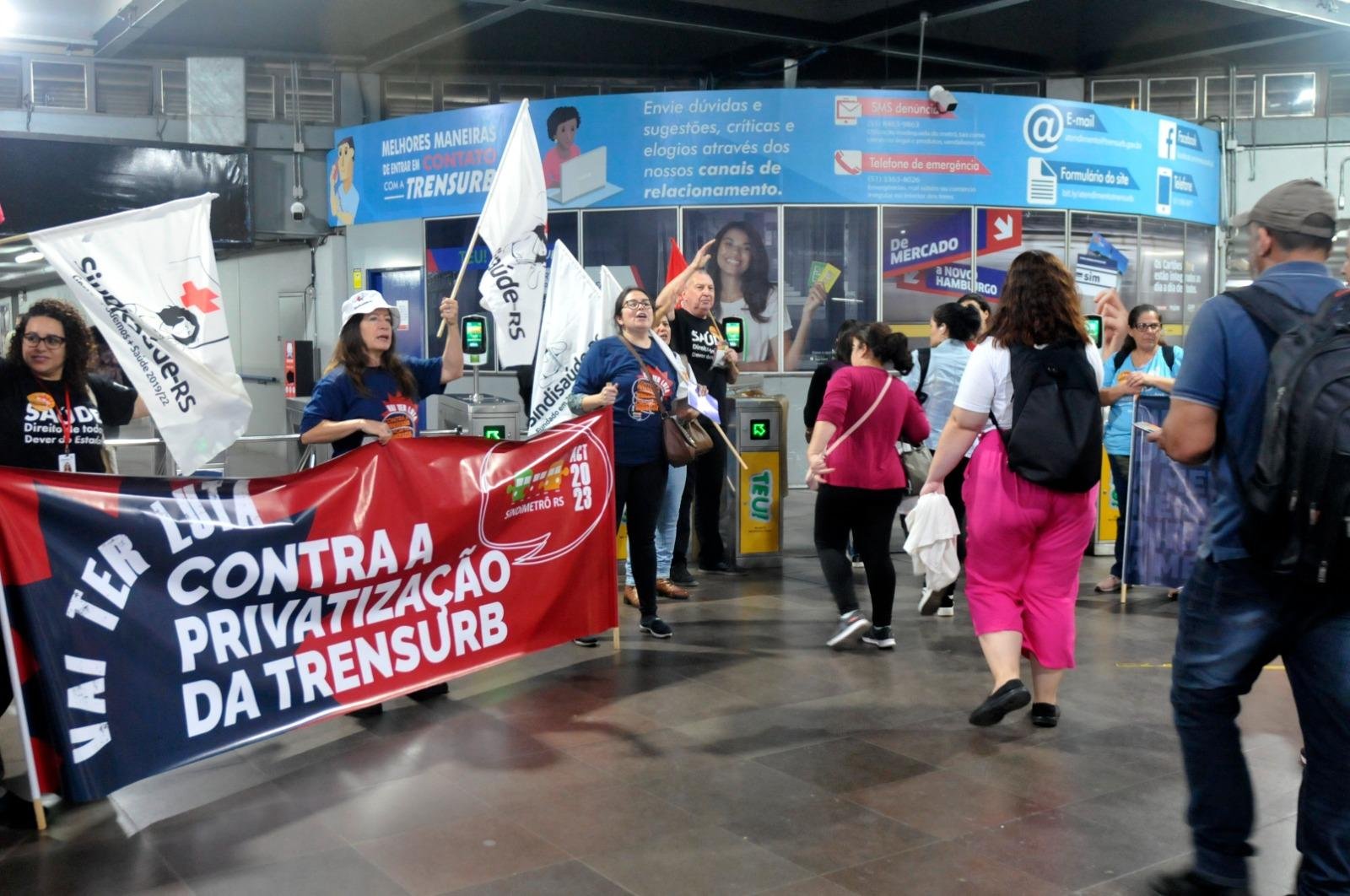 A&ccedil;&atilde;o contra privatiza&ccedil;&atilde;o da estatal ocorreu na esta&ccedil;&atilde;o Mercado