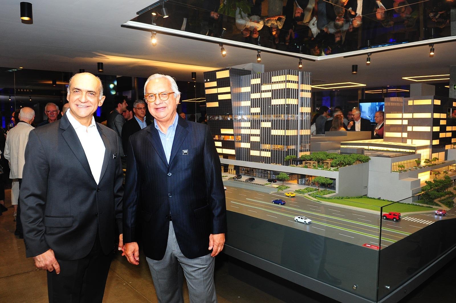 Os irm&atilde;os  Newton Ulrich e Antonio Ulrich s&oacute;cios da UMA Incorporadora est&atilde;o &agrave; frente do empreendimento arrojado