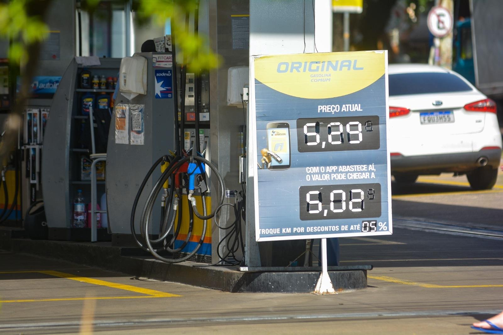 Em alguns postos do bairro Floresta, pre&ccedil;o do litro da gasolina comum &eacute; R$ 5,29