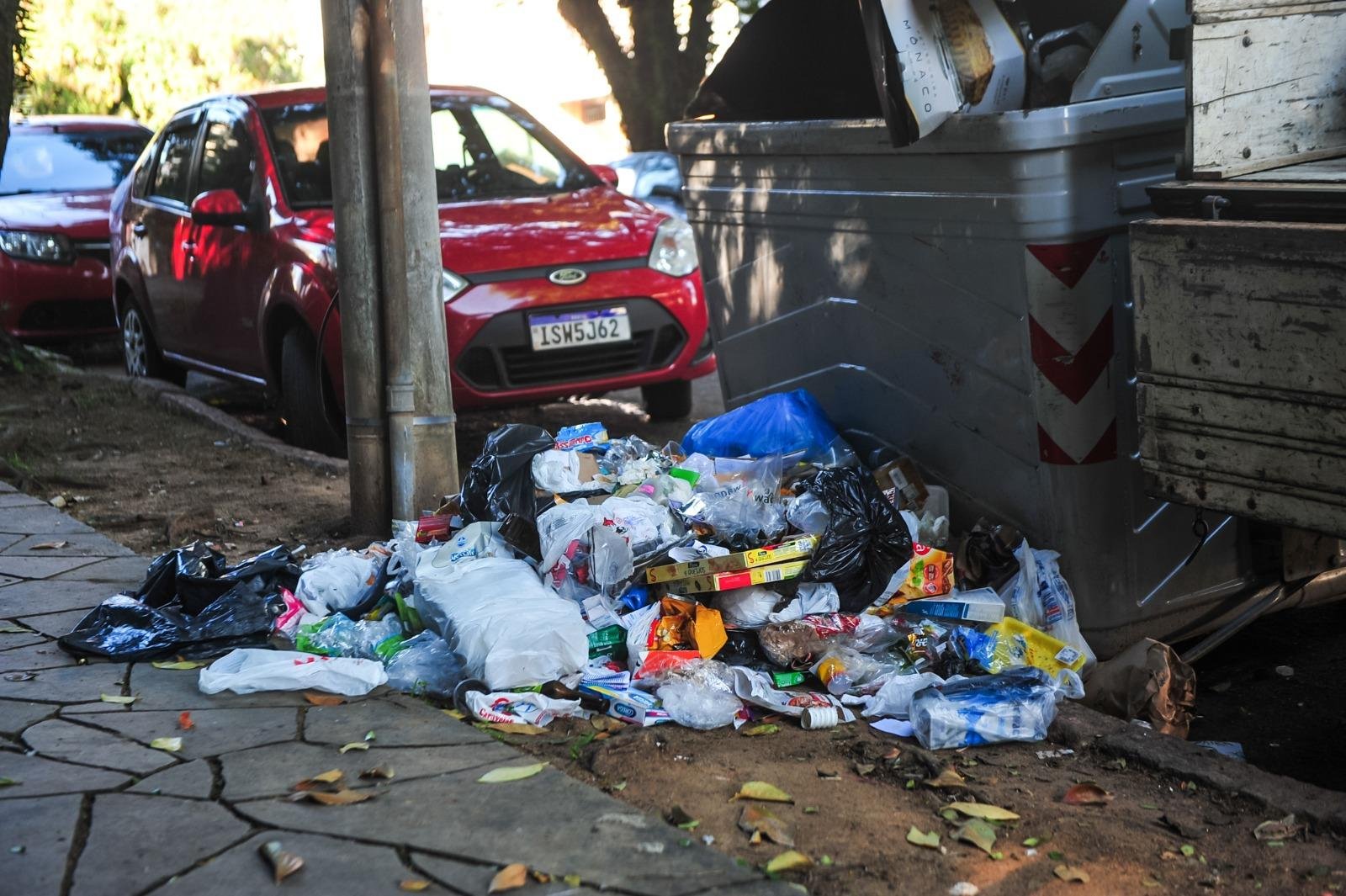 Moradores de diversos bairros da Capital reclamam do lixo espalhado pelas ruas e dos cont&ecirc;ineres sem tampa