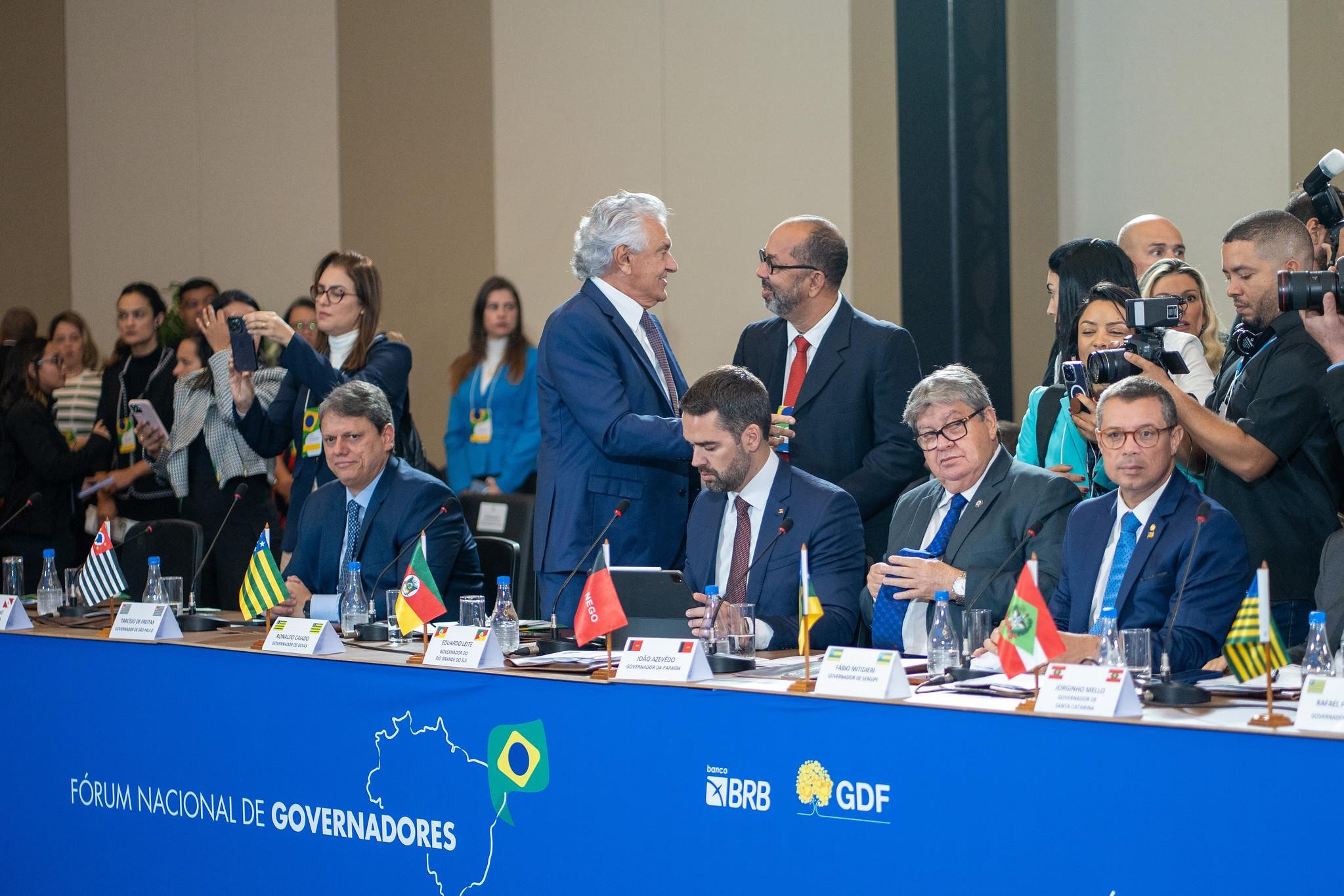 Eduardo Leite participou de reuni&atilde;o com outros governadores, em Bras&iacute;lia