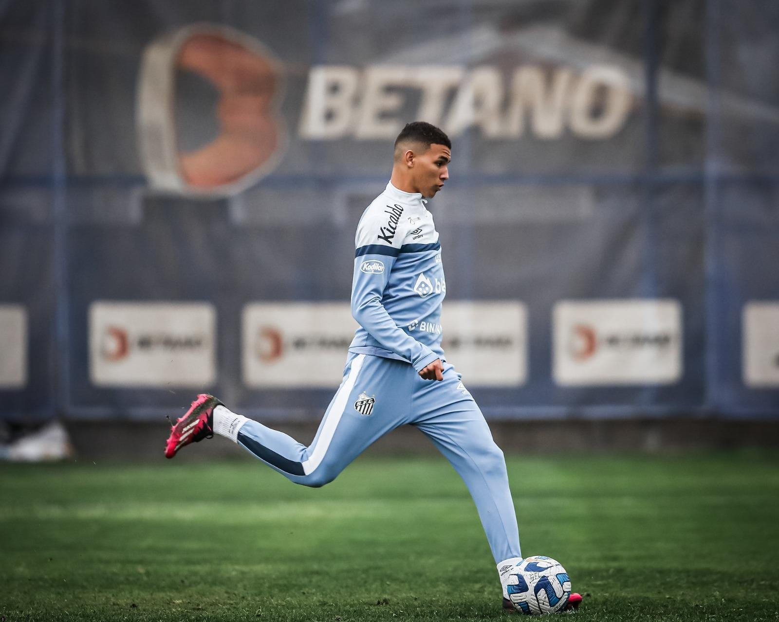 Deivid Washington durante treino no Santos.