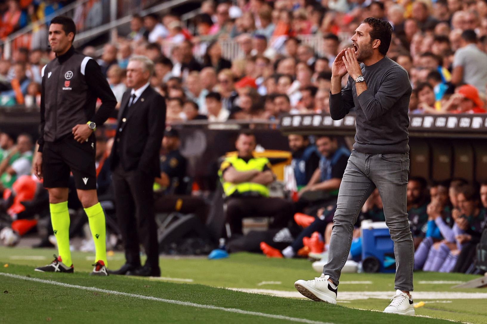"Condeno absolutamente o que aconteceu no Mestalla contra o Real Madrid", acrescentou o t&eacute;cnico