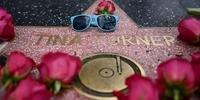 Flores e um par de óculos de sol são colocados na Calçada da Fama de Hollywood estrela da cantora americana-suíça Tina Turner, em Hollywood, Califórnia, em 24 de maio de 2023