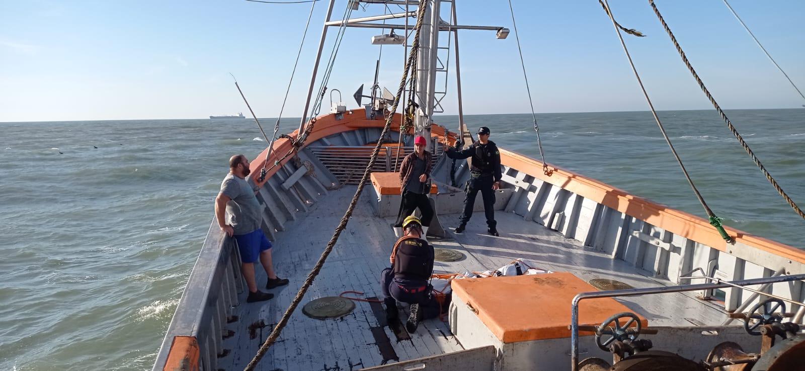 Equipe se deslocou at&eacute; a embarca&ccedil;&atilde;o para trazer o corpo do pescador para terra