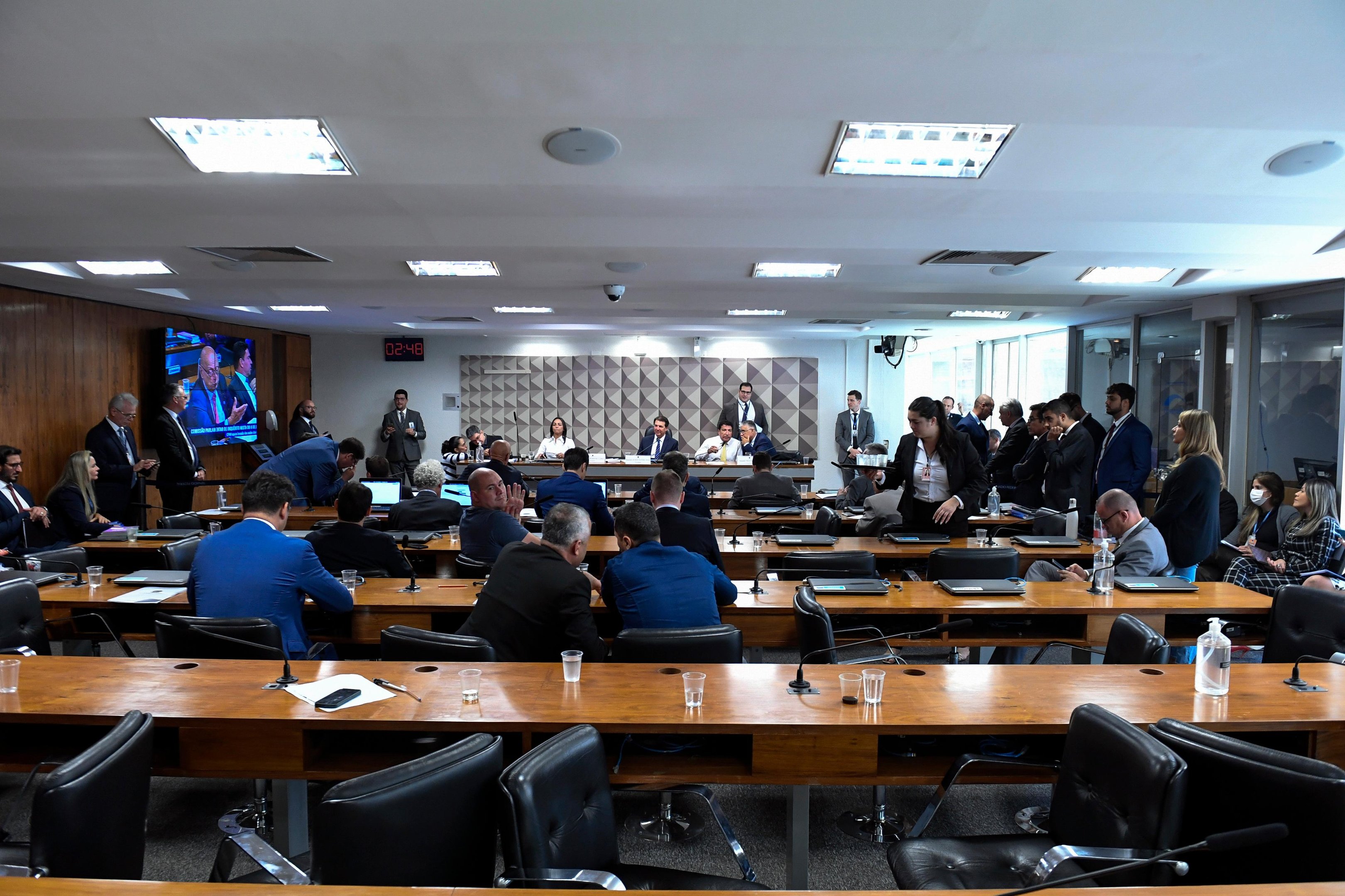 A CPMI &eacute; formada por 16 senadores e 16 deputados federais titulares, com igual n&uacute;mero de suplentes de cada Casa