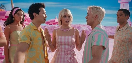 Margot Robbie (ao centro) vive a protagonista, em filme dirigido por Greta Gerwig