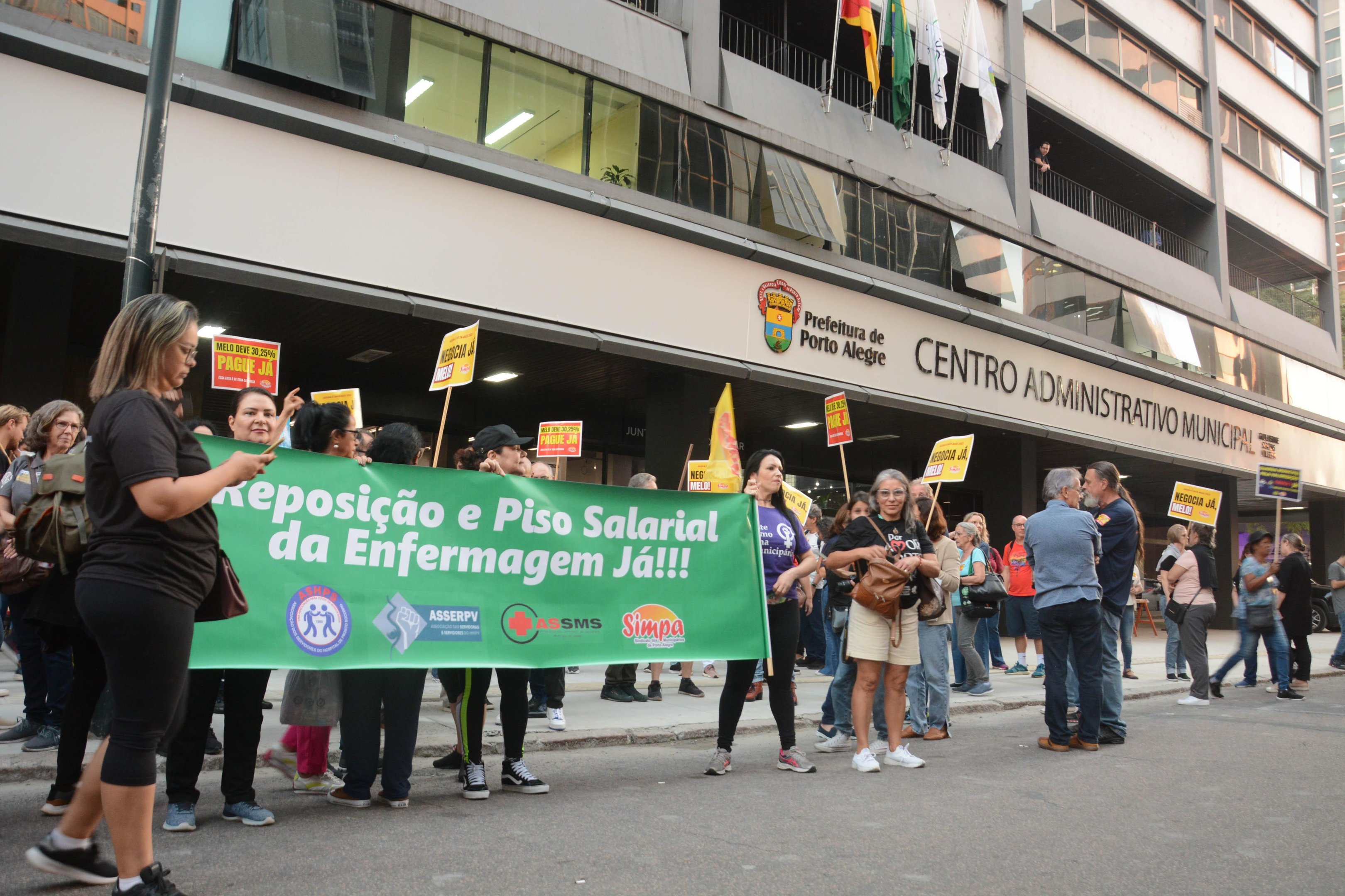 Al&eacute;m da reposi&ccedil;&atilde;o das perdas salariais, a categoria reivindica melhores condi&ccedil;&otilde;es de trabalho, corre&ccedil;&atilde;o do valor do vale-alimenta&ccedil;&atilde;o, entre outros temas
