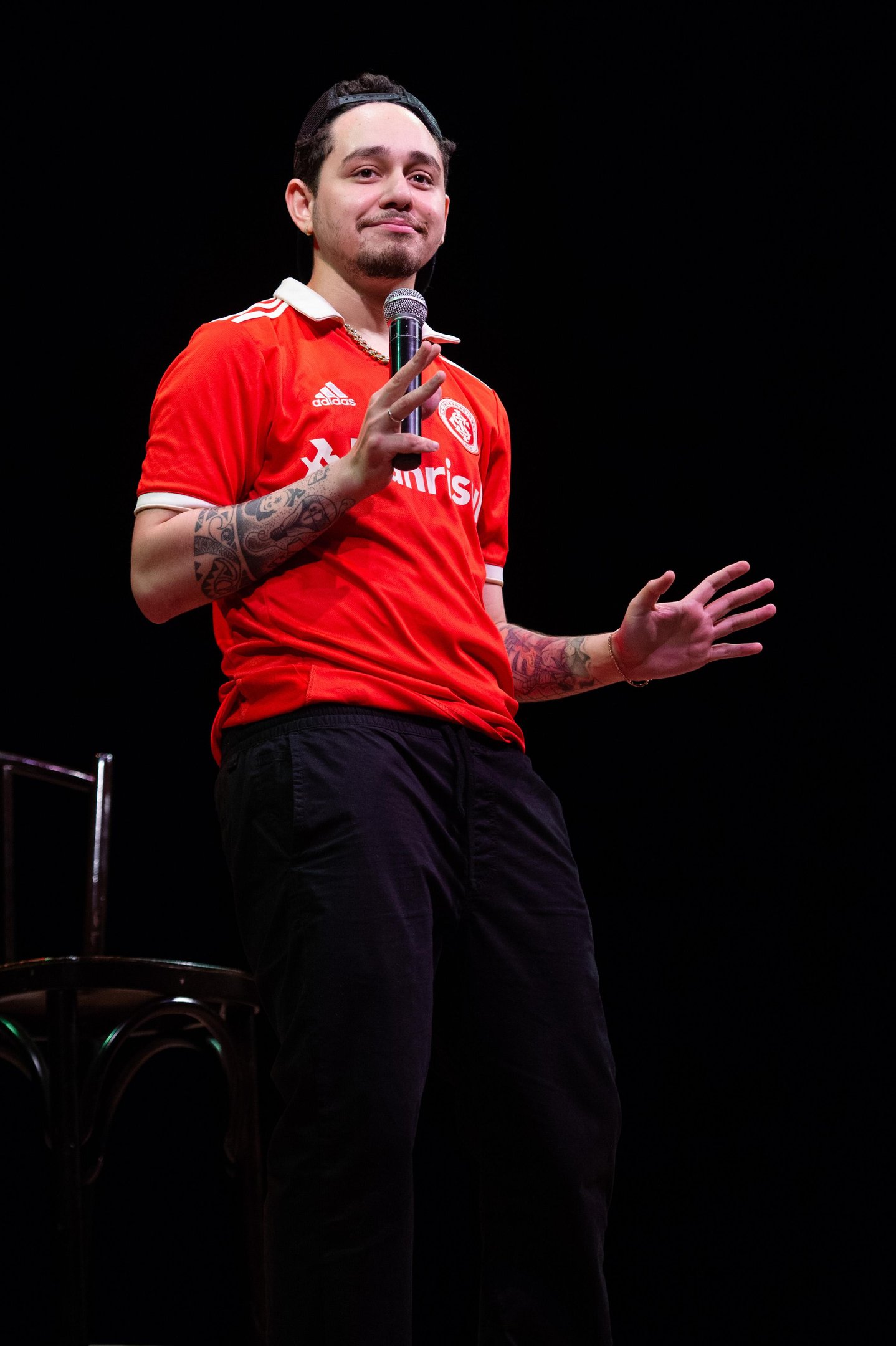 Gio Lisboa apresenta seu novo espet&aacute;culo &ldquo;Fora da Casinha&rdquo;