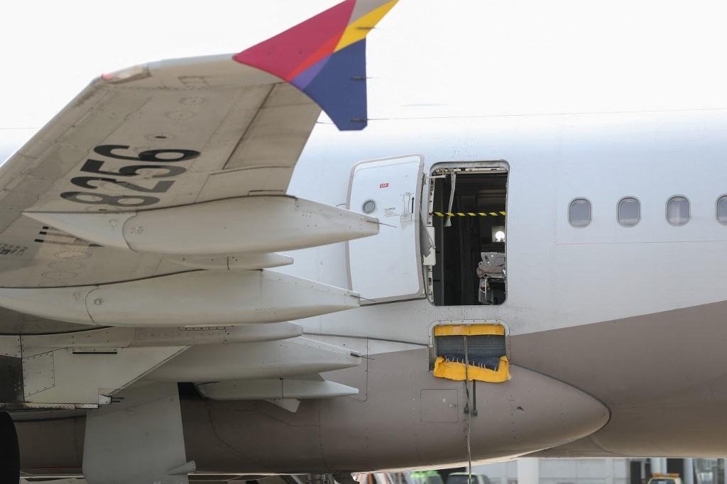Doze pessoas tiveram ferimentos leves, e o avi&atilde;o conseguiu pousar com seguran&ccedil;a