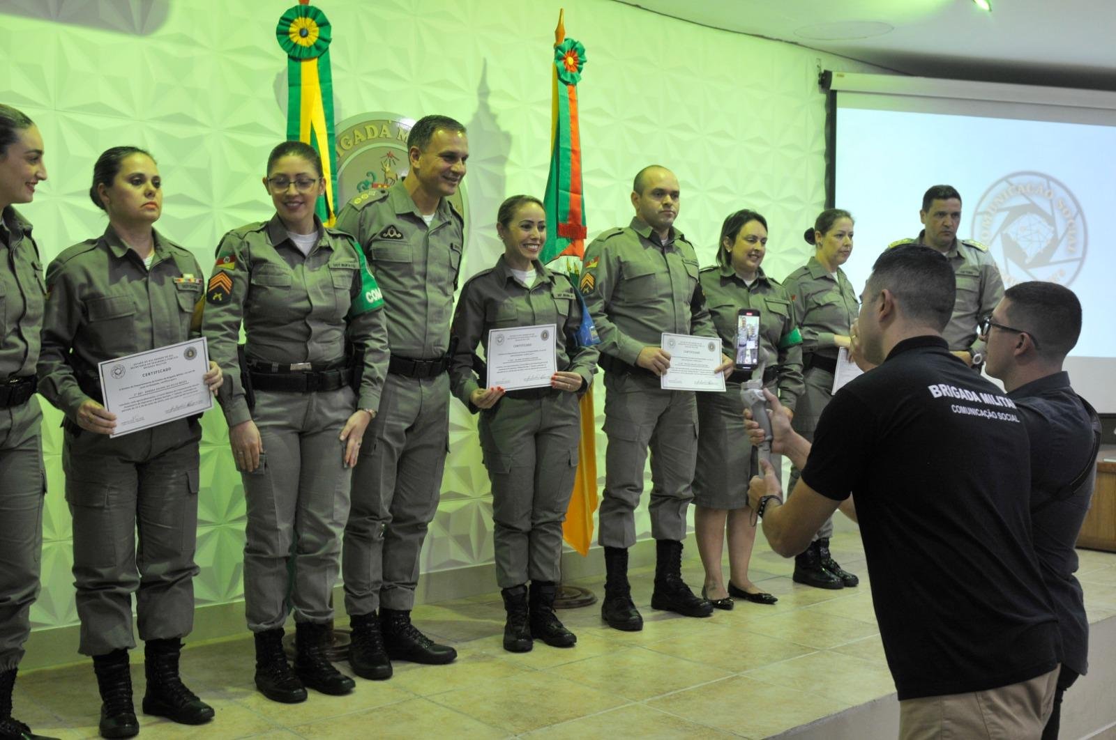 Policiais militares e demais participantes receberam seus certificados em cerim&ocirc;nia, nesta sexta-feira.