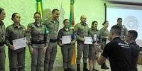 Policiais militares e demais participantes receberam seus certificados em cerimônia, nesta sexta-feira.