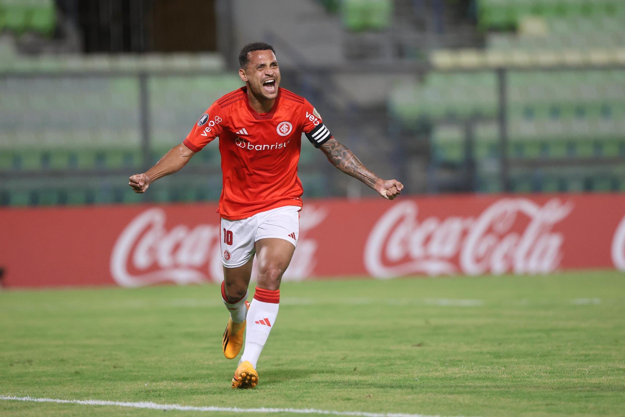 Alan Patrick comemora o primeiro gol do Inter na Venezuela