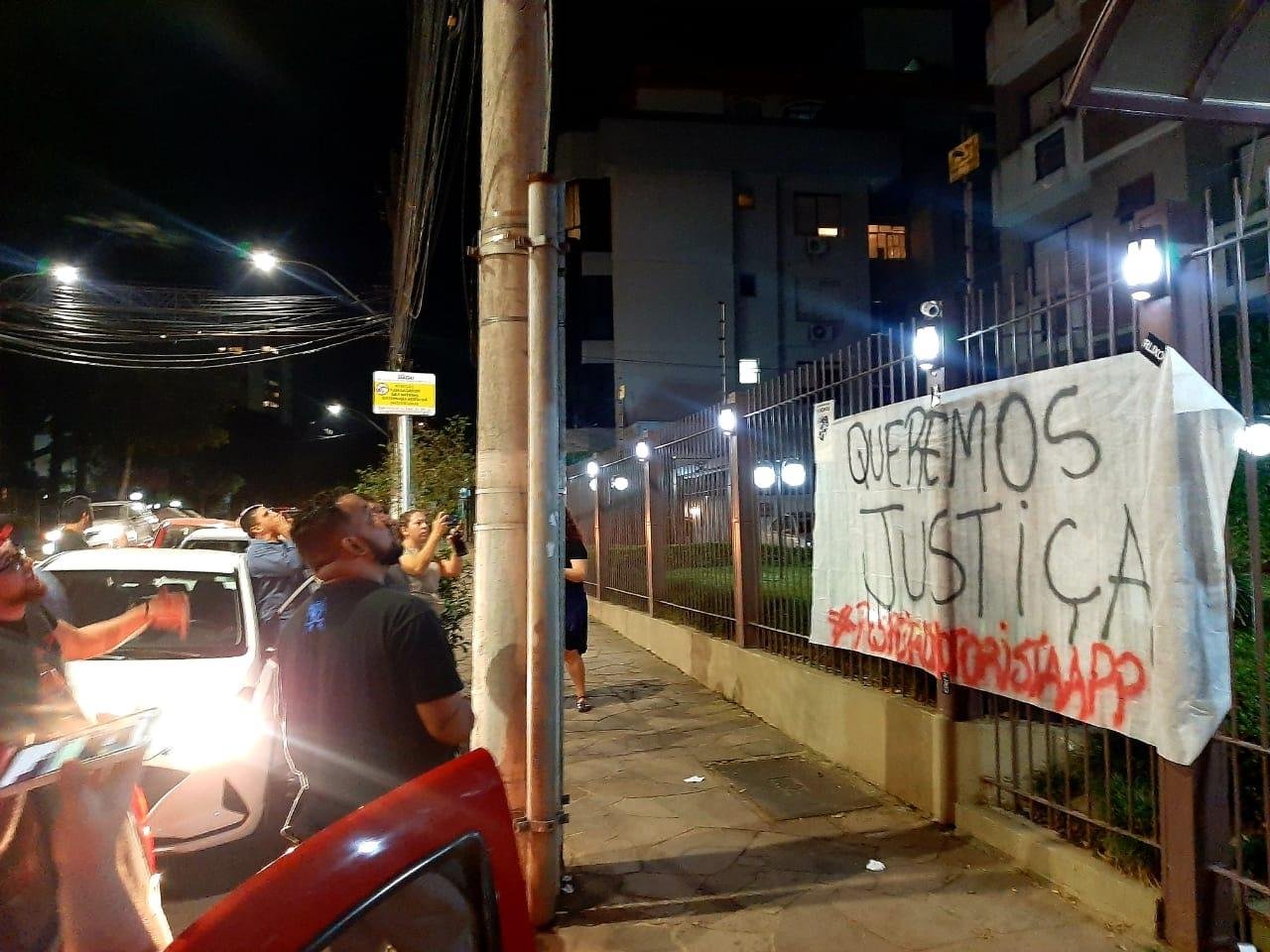 Durante a manifesta&ccedil;&atilde;o, os participantes se dirigiram a dois endere&ccedil;os. Na primeira localiza&ccedil;&atilde;o, a portaria n&atilde;o confirmou se havia algum morador presente. J&aacute; no segundo endere&ccedil;o, constatou-se que um dos suspeitos n&atilde;o residia mais no local