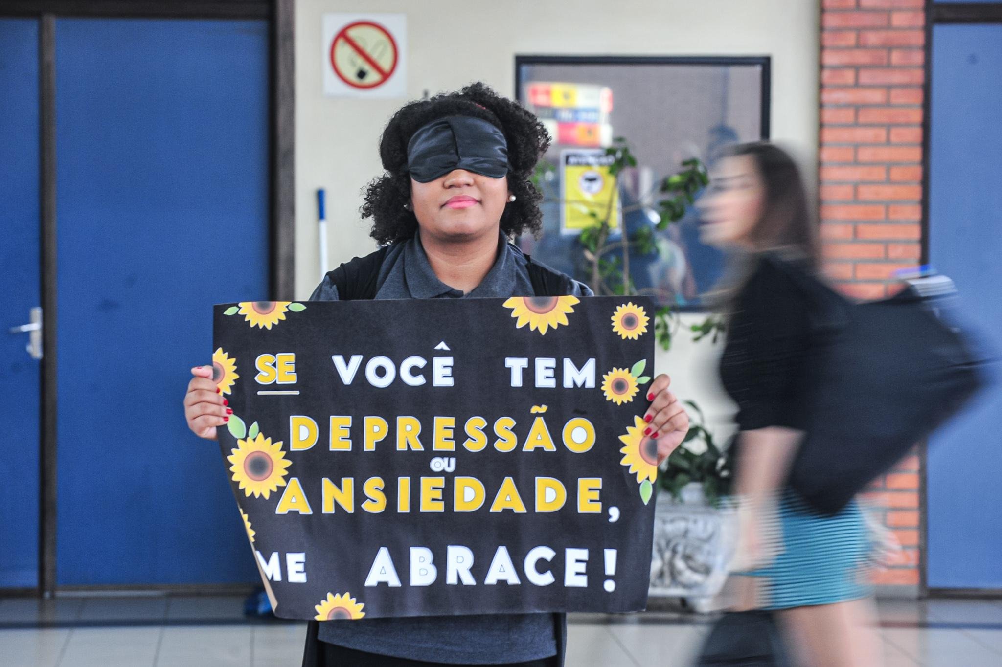 Volunt&aacute;rios oferecem abra&ccedil;o a quem precisa