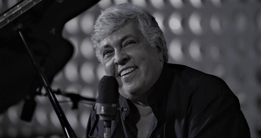 "Um beijo no cora&ccedil;&atilde;o de todo mundo, estou bem", disse o cantor