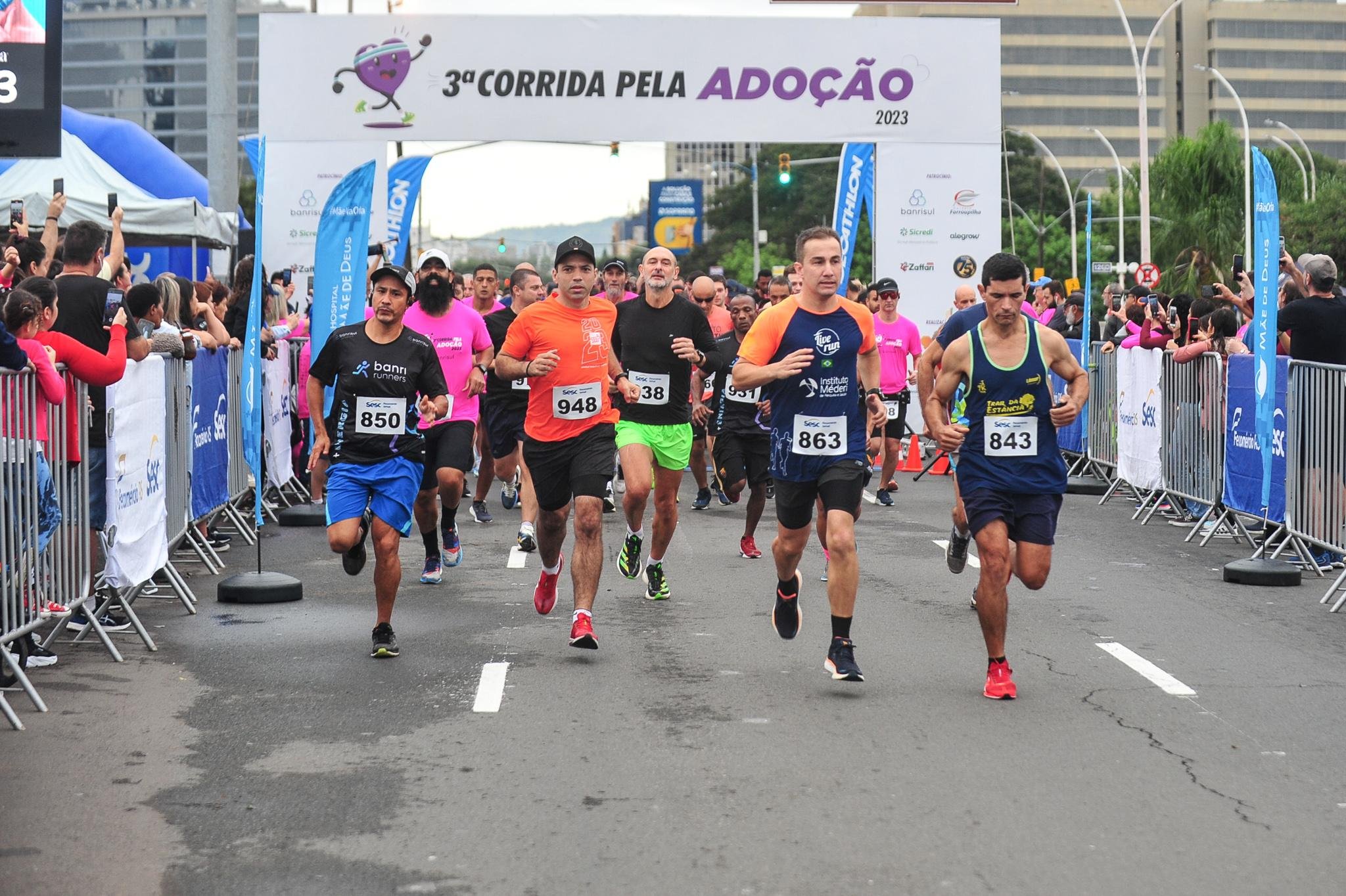 Participantes receberam medalhas nas mais de dez categorias da corrida