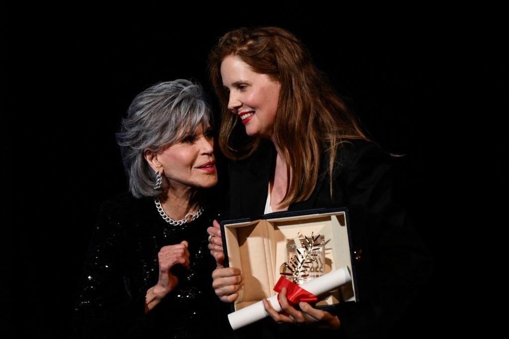 A diretora Justine Triet recebeu o pr&ecirc;mio da atriz Jane Fonda, apresentadora da categoria