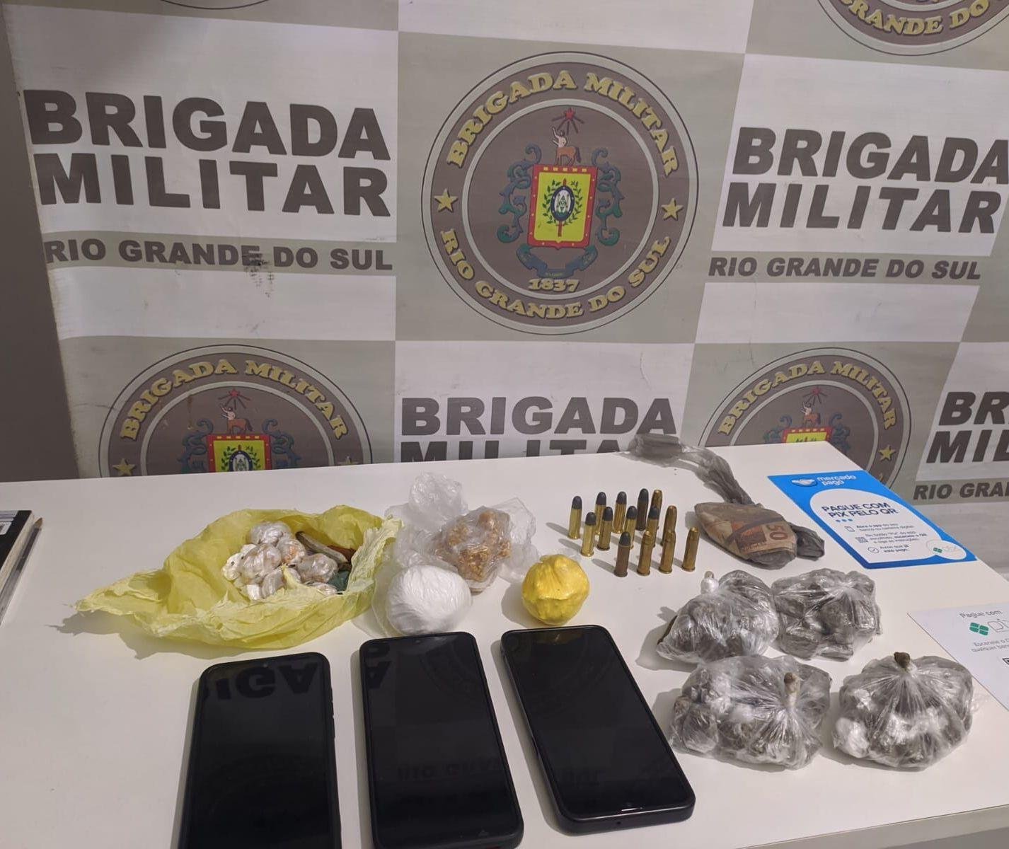 Em Porto Alegre, policiais localizaram com os suspeitos drogas, celulares e muni&ccedil;&otilde;es.