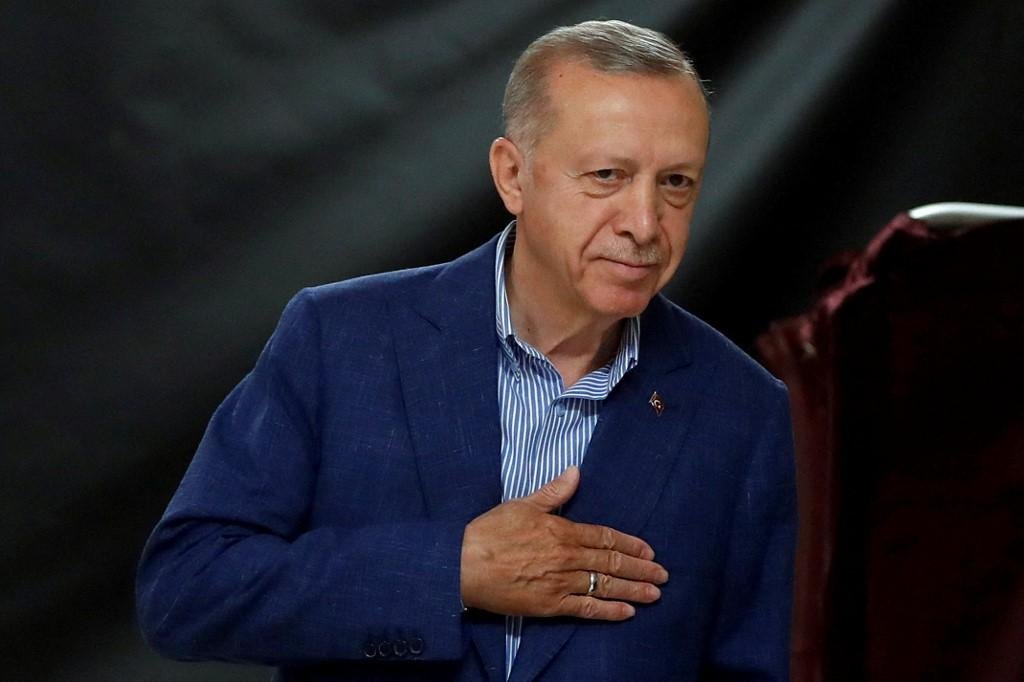 Ap&oacute;s a apura&ccedil;&atilde;o de 98% dos votos, Erdogan tinha 52,1% dos votos, contra 47,9% para o rival social-democrata Kemal Kili&ccedil;daroglu