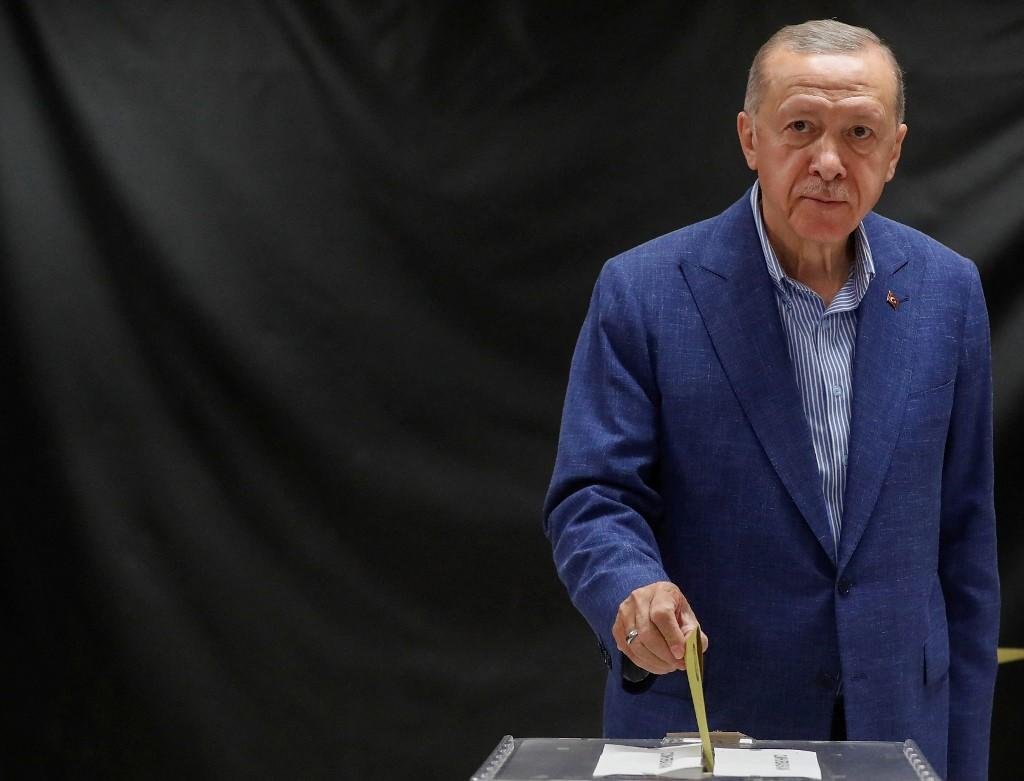Presidente distribuiu notas de 200 liras, o equivalente a 10 d&oacute;lares ou R$ 50, e apertou a m&atilde;o de militantes em Istambul