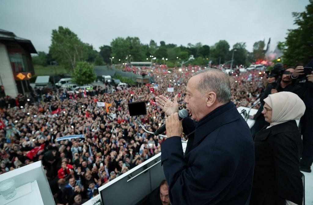 Ap&oacute;s a apura&ccedil;&atilde;o de 99,7% dos votos, Erdogan tinha 52,1% dos votos, contra 47,9% para o rival social-democrata Kemal Kili&ccedil;daroglu