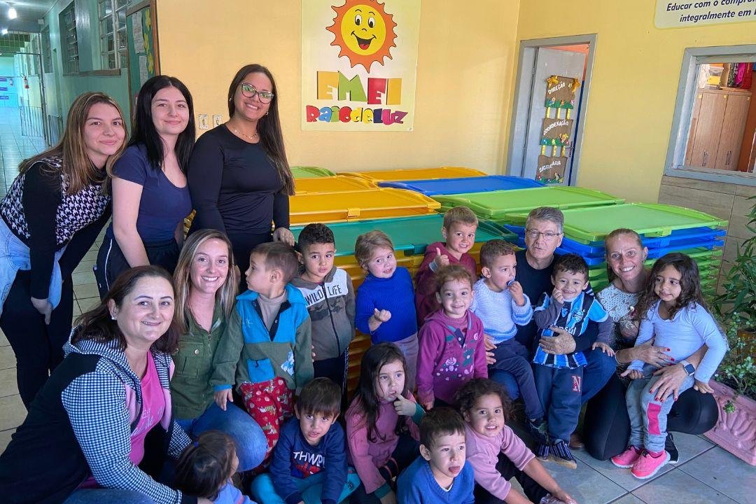 Em Araric&aacute;, alunos da Educa&ccedil;&atilde;o Infantil e do turno Integral do Ensino Fundamental receberam camas e colchonetes