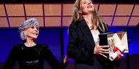 Cena bizarra entre a  atriz Jane Fonda e a diretora Justine Triet no festival de cinema