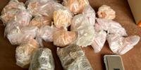 Mais de 500 porções de cocaína e de maconha foram apreendidas