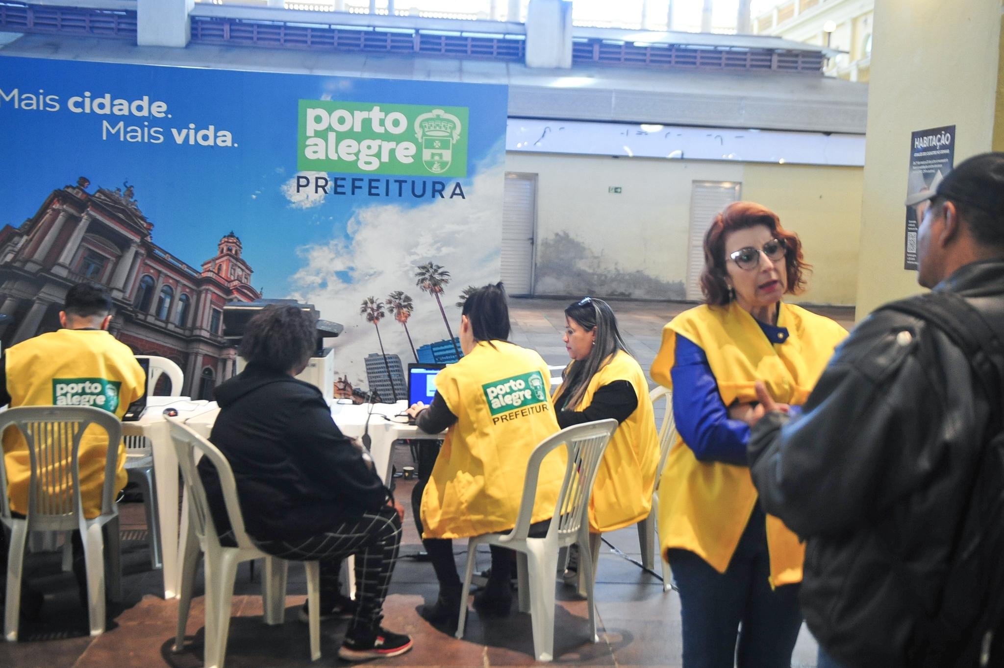 Departamento Municipal de Habita&ccedil;&atilde;o (Demhab) realizou mutir&atilde;o para o recadastramento no Mercado P&uacute;blico de Porto Alegre