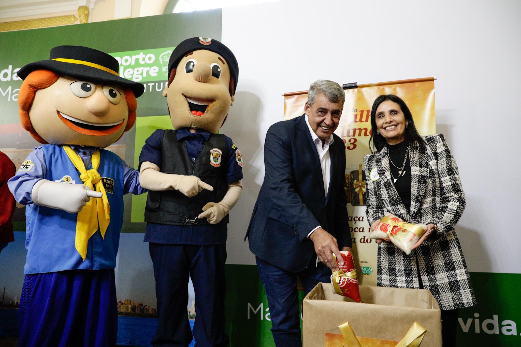 O Prefeito Sebasti&atilde;o Melo e a primeira-dama Val&eacute;ria Leopoldino fizeram doa&ccedil;&otilde;es no lan&ccedil;amento da campanha.