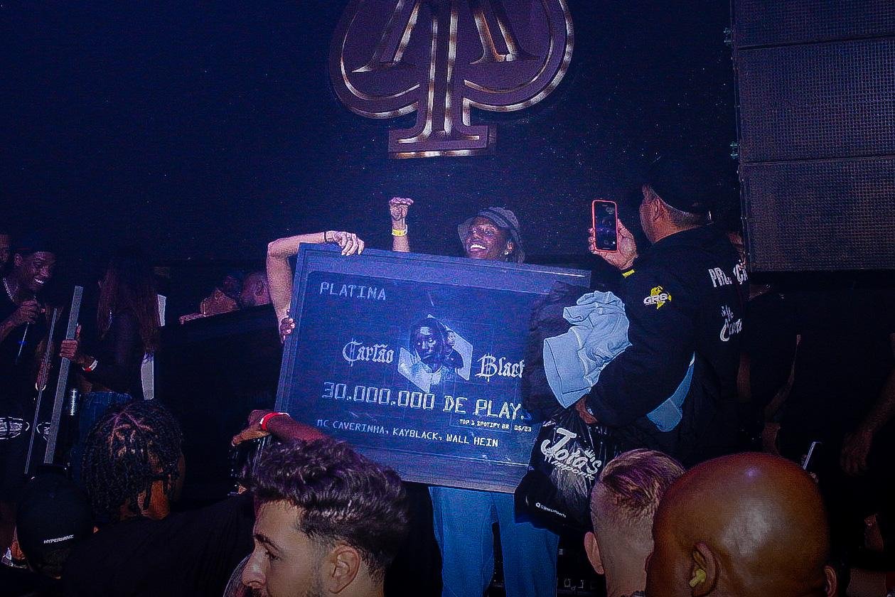 MC Caverinha recebe certificado de platina da Som Livre pelos 30 milh&otilde;es de plays no single 'Cart&atilde;o Black'