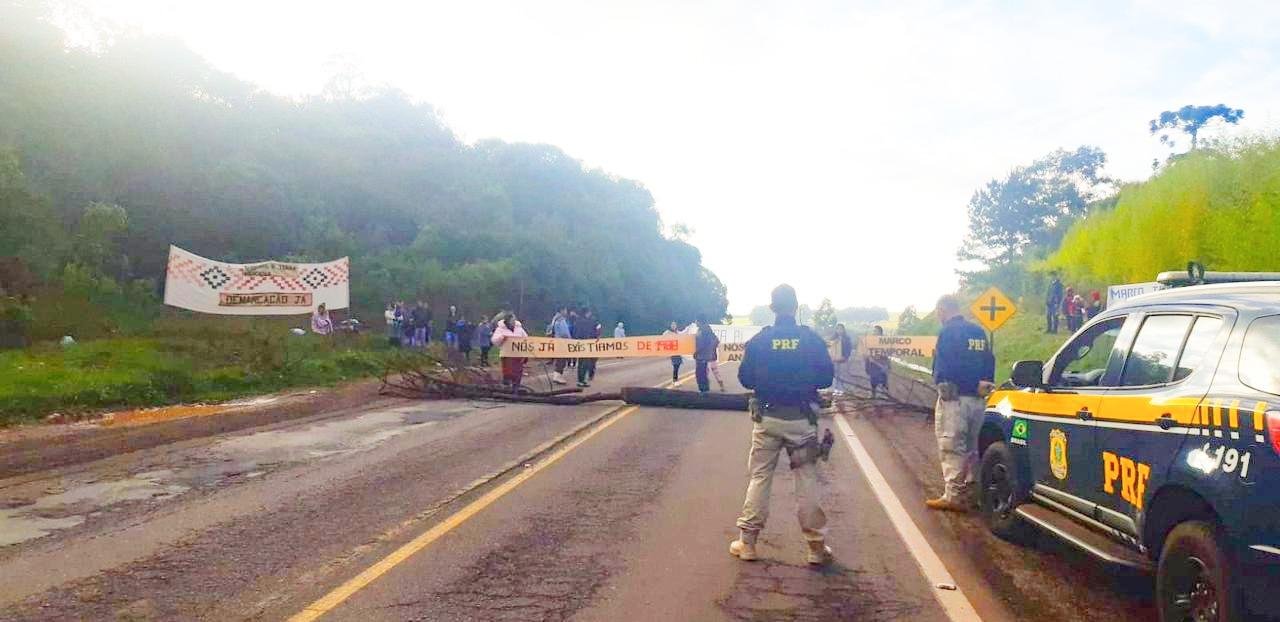 Pol&iacute;cia Rodovi&aacute;ria Federal monitora situa&ccedil;&atilde;o no km 257,9 da BR 285, em Gentil, e tenta negociar libera&ccedil;&atilde;o