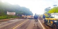 Polícia Rodoviária Federal monitora situação no km 257,9 da BR 285, em Gentil, e tenta negociar liberação