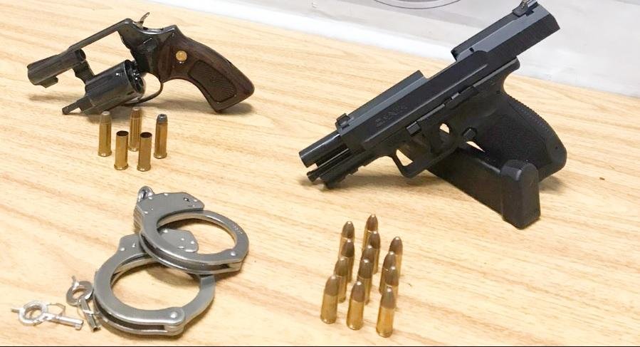 Armas e muni&ccedil;&otilde;es, al&eacute;m de par de algemas, foram apreendidas