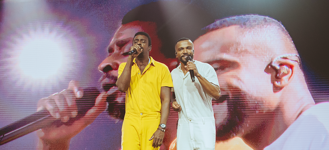 Seu Jorge e Alexandre Pires cantam seus grandes hits em show