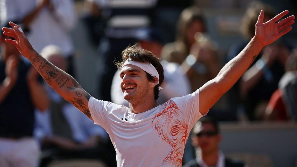 Tenista, que &eacute; o n&uacute;mero 172 no ranking, venceu Daniil Medvedev por 3 sets a 2, em partida que durou mais de quatro horas