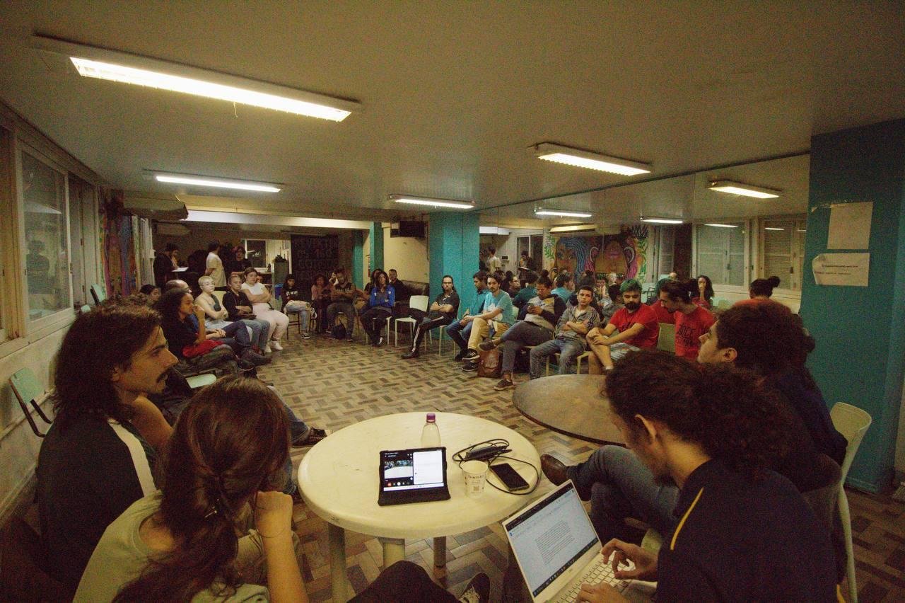 Alunos se re&uacute;nem em busca de solu&ccedil;&otilde;es e reivindicam mudan&ccedil;as
