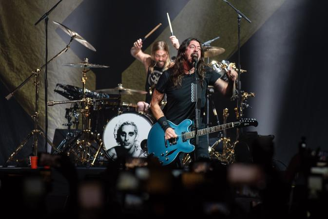 Foo Fighters entra no hall das prolixidades sonoras ao lan&ccedil;ar, em pleno 2023, a era das audi&ccedil;&otilde;es ansiosas, uma m&uacute;sica com dez minutos de dura&ccedil;&atilde;o
