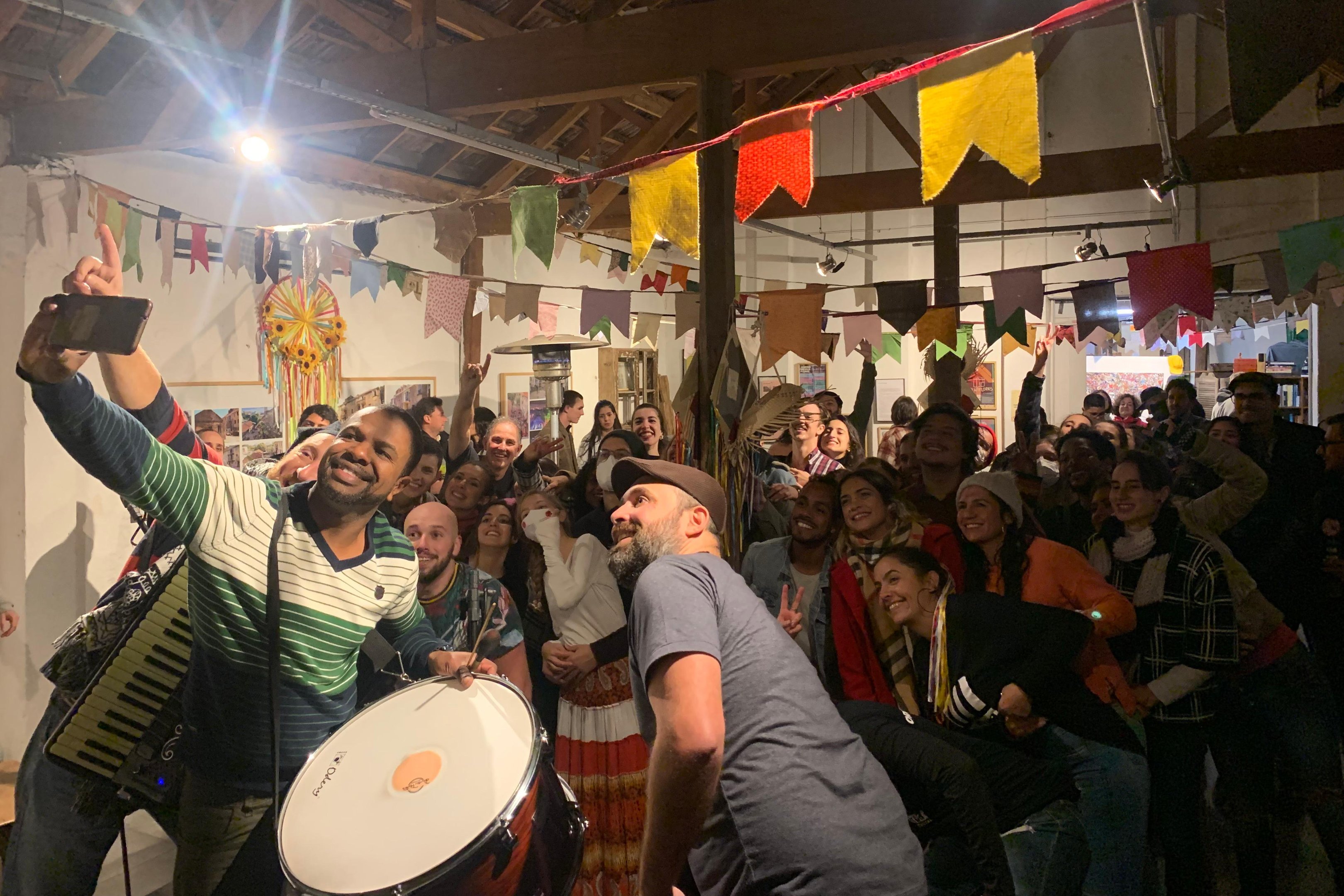 O Aquece Arraial do Vila Flores conta com show do Trio Cazumb&aacute;, aula de forr&oacute;  e feira gastron&ocirc;mica