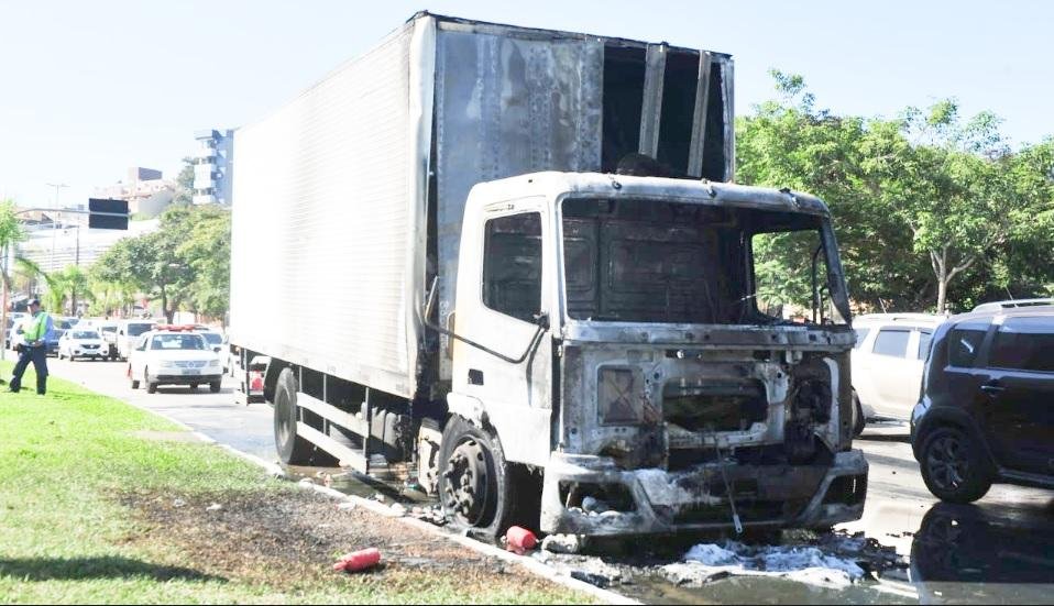 Cabine do ve&iacute;culo, carregado de mercadorias, ficou destru&iacute;da