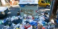 Na rua João Telles, no Bom Fim, lixo fica espalhado fora do contêiner