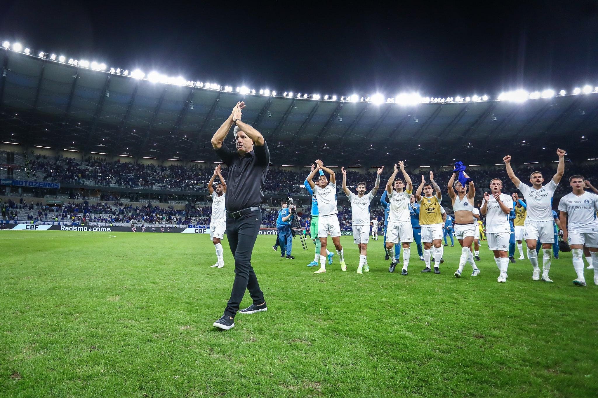Renato e jogadores comemoram a classifica&ccedil;&atilde;o no Mineir&atilde;o