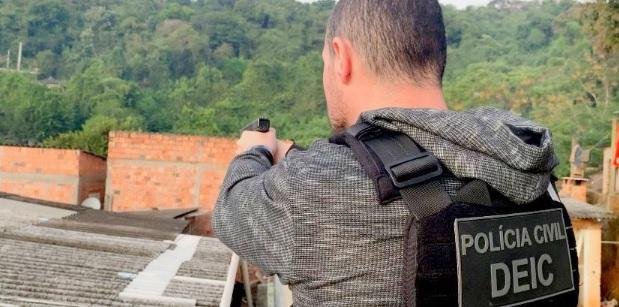 Tr&ecirc;s mandados de pris&atilde;o preventiva e dois mandados de busca e apreens&atilde;o foram cumpridos na manh&atilde; desta sexta-feira