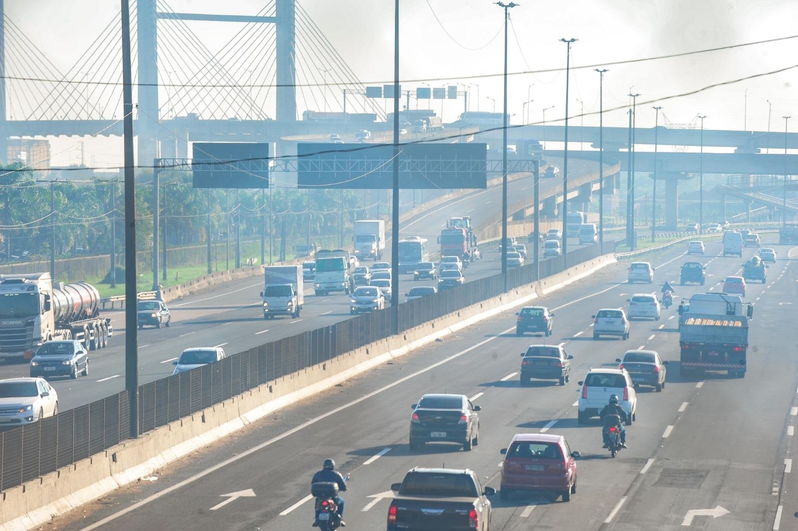 Porto Alegre tem 900 mil ve&iacute;culos, a 10&ordf; maior frota do Brasil, que contribuem para a polui&ccedil;&atilde;o