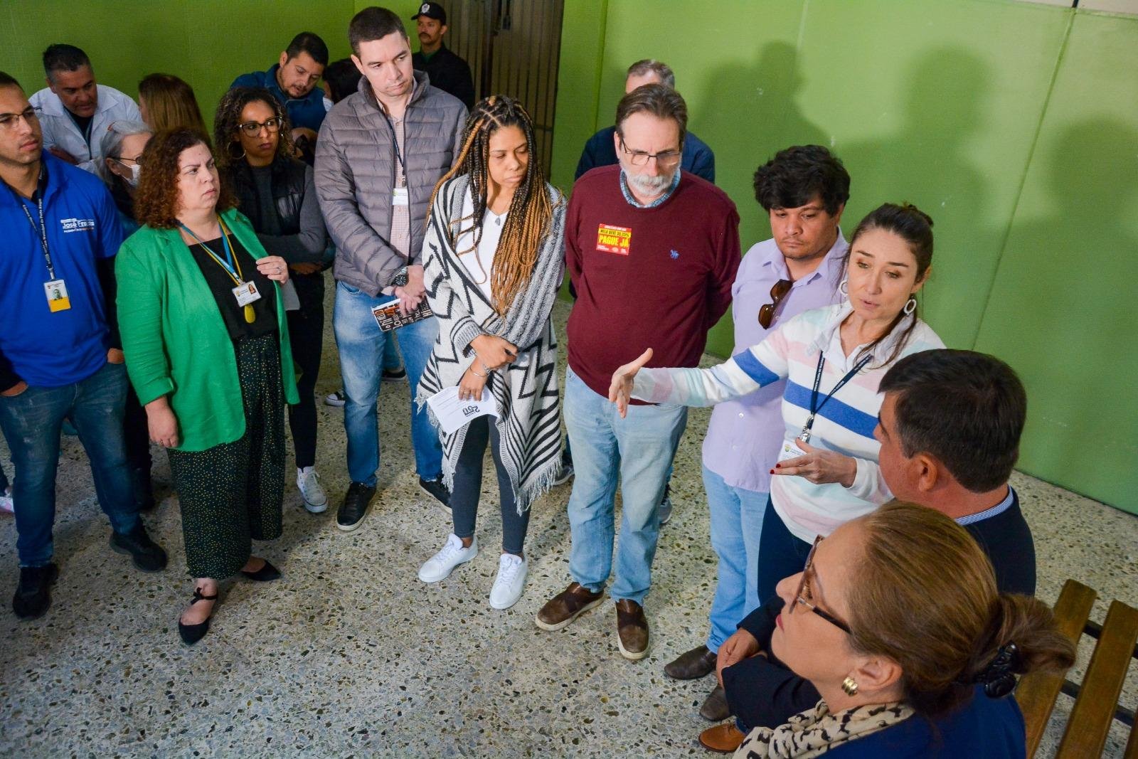 Comitiva ouviu queixas de falta de funcion&aacute;rios no pronto atendimento
