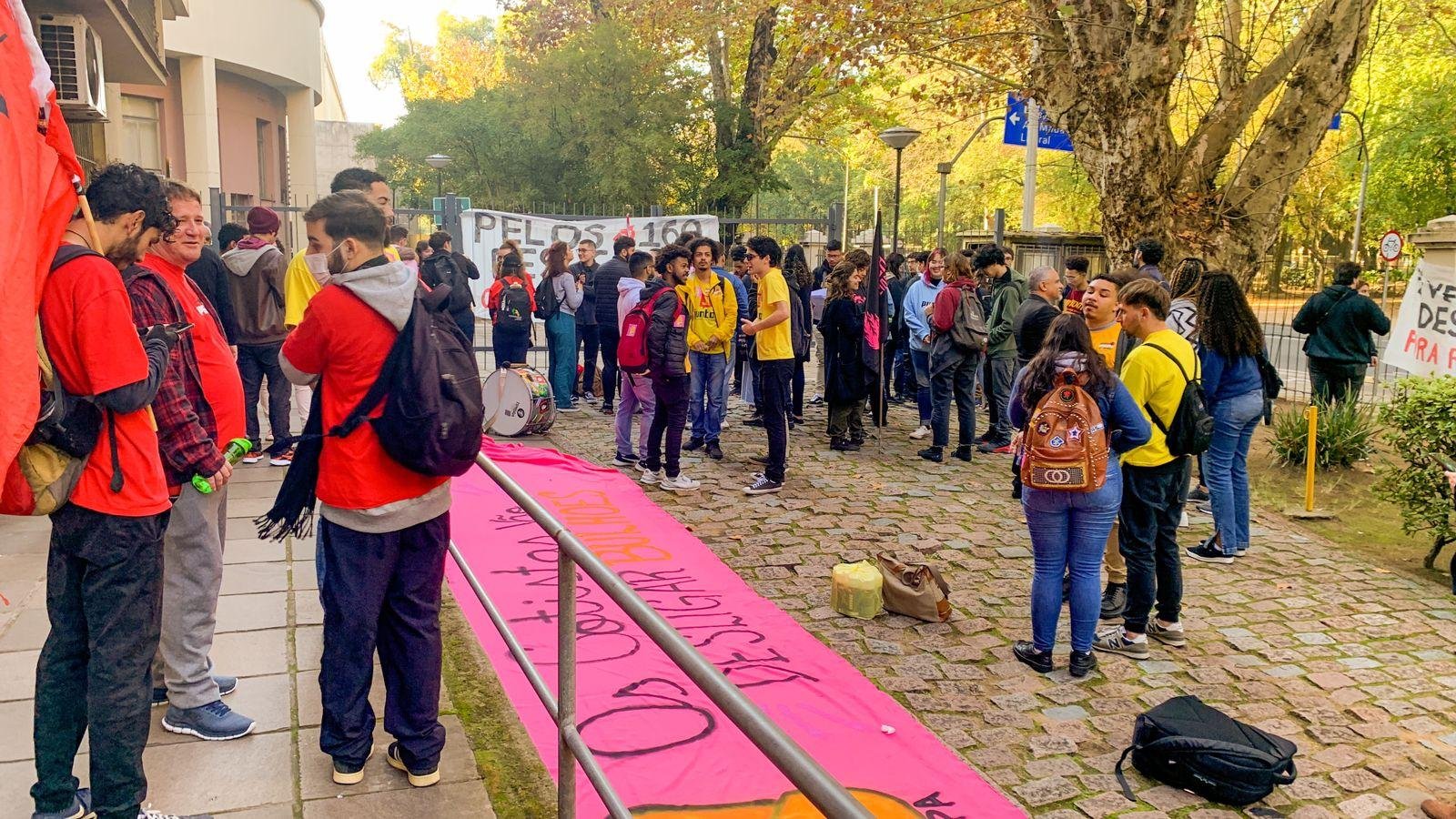 O grupo foi impedido de participar da reuni&atilde;o do Consun, que foi encerrada devido ao manifesto