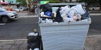 Na rua José de Alencar, no bairro Menino Deus, o lixo transborda de um dos contêineres